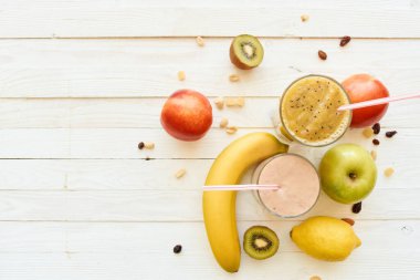 Taze meyve suyu, kefir kokteyli yoğurt kahvaltısı.