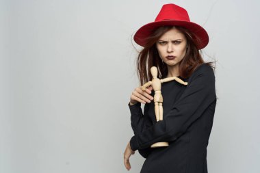 Kırmızı rujlu kırmızı şapkalı cadı korku tatili