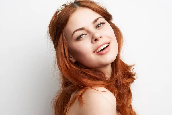 Mulher bonita cabelo vermelho decoração cosméticos close-up — Fotografia de Stock