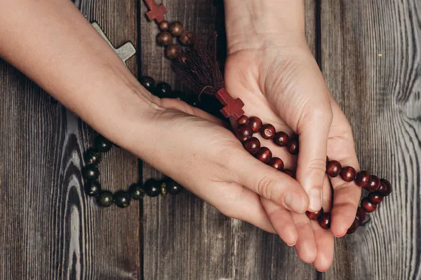 Orthodoxes Kreuz mit Perlen klare Religion Katholizismus — Stockfoto