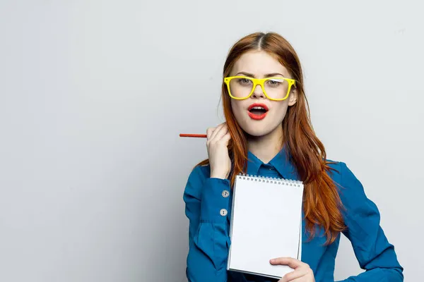 Secrétaire femme avec des lunettes jaunes carnet de travail officiel — Photo