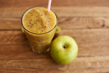 Meyve kokteyli tatlısı. Ahşap arka planda sağlıklı yiyecekler.