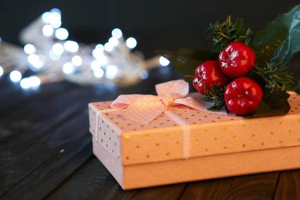 Presente caixa de natal decoração feriado mesa de madeira — Fotografia de Stock