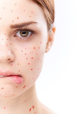 Çıplak omuzlu, dermatoloji sivilceli neşeli bir kadın.
