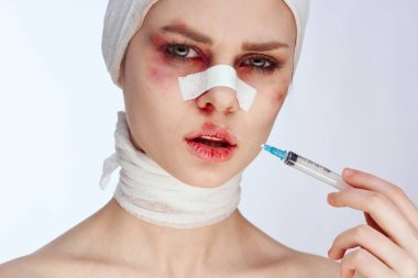 Yüzü morarmış bir kişi, tedavi sırasında yaralanmış.