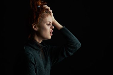 Gözlerinin altında morluklar olan korkmuş bir kadın depresyon geçiriyor.