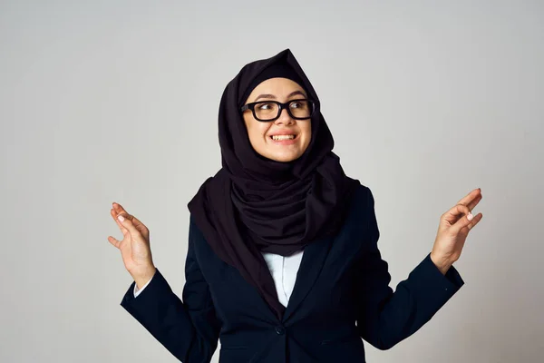 Frau im schwarzen Hijab-Laptop im Büro für Arbeitstechnologie — Stockfoto