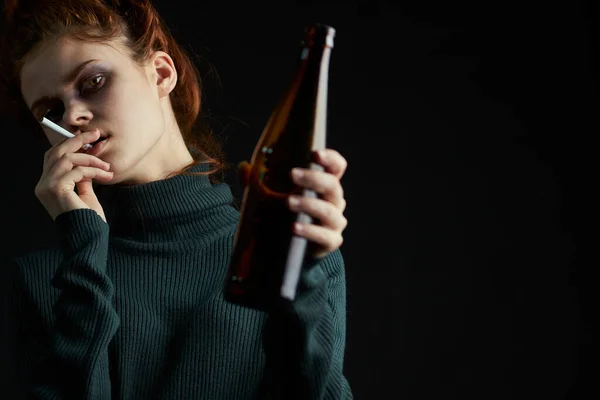Жінка з пляшкою сигарет алкогольних синців під очима проблеми депресія — стокове фото