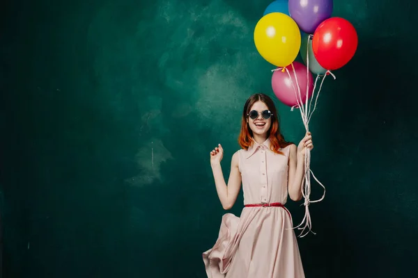 Vrolijke vrouw met kleurrijke ballonnen vakantie plezier — Stockfoto