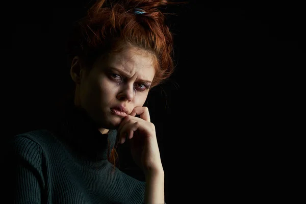 Przestraszona zdenerwowana kobieta z siniakami pod oczami problemy z nadużywaniem depresji — Zdjęcie stockowe