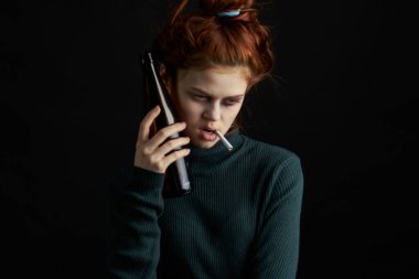 Elinde sigara şişesi olan kadın gözünün altında çürükler, depresyon.