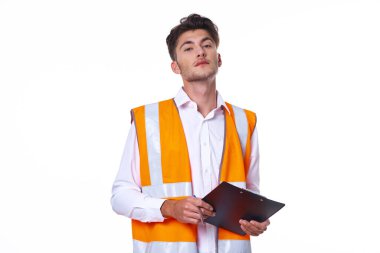 Turuncu şapkalı adam inşaat işinde çalışıyor.