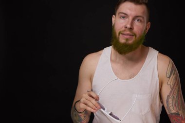 Sakallı, maço, beyaz tişörtlü, güneş gözlüklü, moda dövmeli adam.