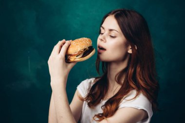 Hamburger yiyen neşeli kadın yakın plan yaşam tarzı