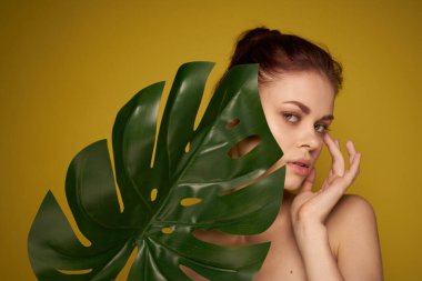 çekici bir kadın çıplak omuzlar kırmızı dudaklar spa tedavileri yapıyor.