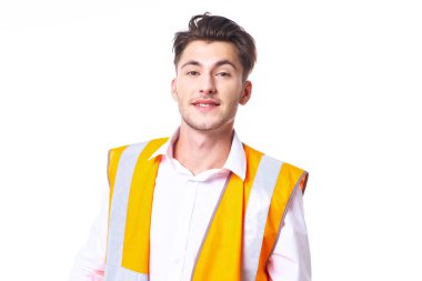 Turuncu yelek giyen mühendis profesyonel poz veriyor.