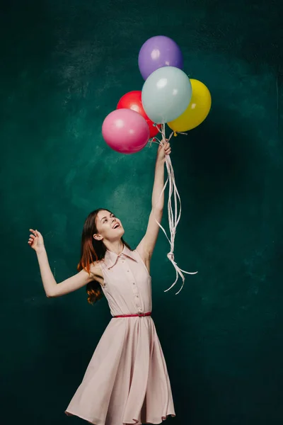 Fröhliche Frau mit bunten Luftballons zum Geburtstag — Stockfoto