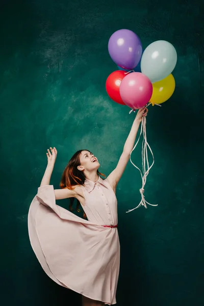 Fröhliche Frau mit bunten Luftballons zum Geburtstag — Stockfoto