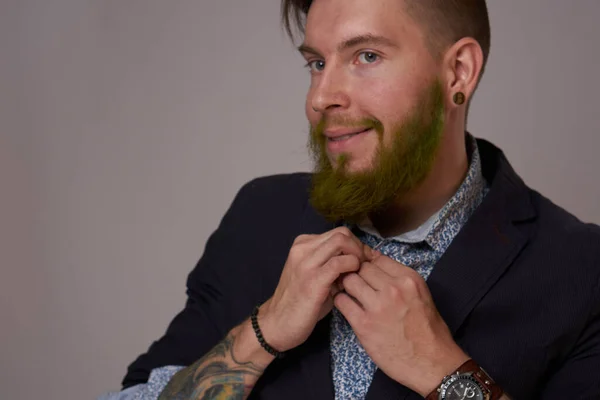 Бородатий чоловік в піджаку позує моду Професійний — стокове фото