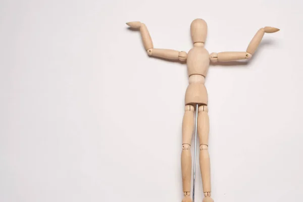 Maniquí de madera posando sobre fondo claro juguete objeto — Foto de Stock