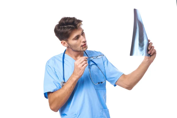 Medico maschio diagnostica a raggi X stetoscopio esame studio di lavoro stile di vita — Foto Stock