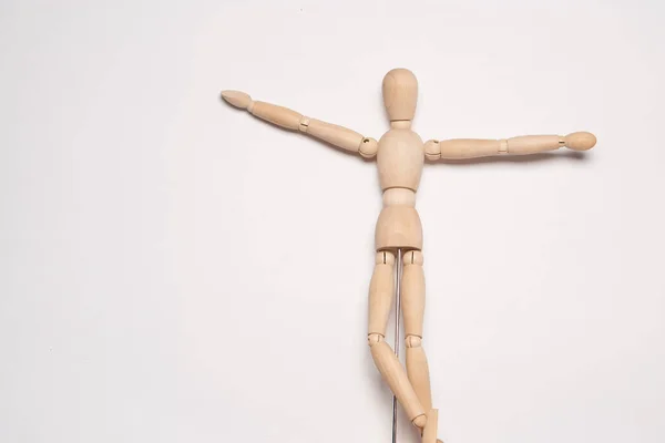 轻背景玩具上的木制人体模特 — 图库照片