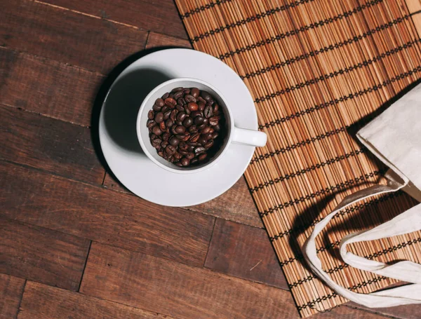 Кофейные зерна эспрессо бодрящий вид напитка сверху — стоковое фото