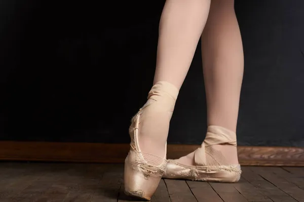 Bailarina piernas ejercicio rendimiento clásico estilo primer plano —  Fotos de Stock