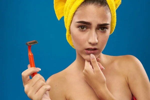 Wanita cantik pisau cukur di tangan perawatan kulit higienitas biru latar belakang — Stok Foto