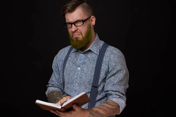 Een zakenman in een shirt met een notitieboekje in de handen van een manager — Stockfoto