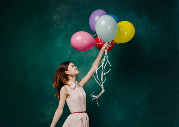 Glad kvinna med färgglada ballonger födelsedag kul — Stockfoto