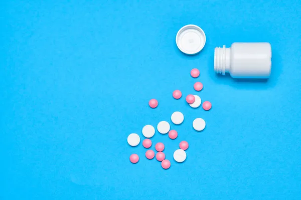 Pílulas multicoloridas tratamento de cuidados de saúde close-up ajuda — Fotografia de Stock