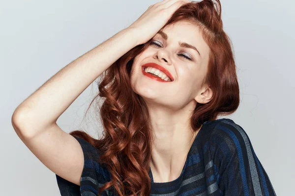 Rosso dai capelli donna divertimento abiti posa stile di vita luce sfondo — Foto Stock