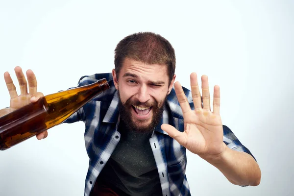 Чоловік у плетеній сорочці алкоголізм проблеми емоції депресія Стиль життя — стокове фото