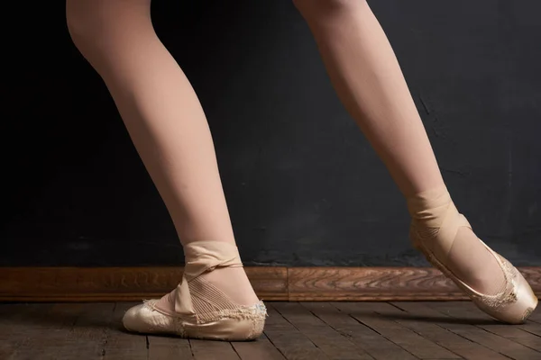 Ballerina gambe esercizio prestazioni stile classico primo piano — Foto Stock