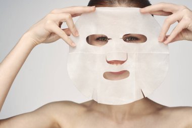 Ellerinde maske olan kadın cilt bakımı yenileme spa tedavileri