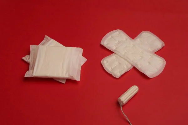 Ped tampon iç çamaşırı kadın hijyen kırmızı arka plan — Stok fotoğraf