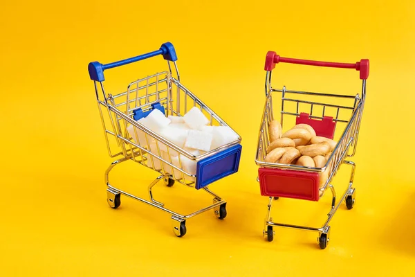 食料品店のあるカート黄色の背景 — ストック写真