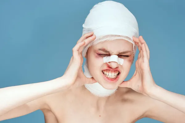 Retrato de uma mulher enfaixada rosto contusões ombros nus descontentamento estúdio estilo de vida — Fotografia de Stock