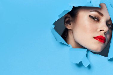 Kadın yüzü kırmızı dudaklar portre cazibesi sergiliyor