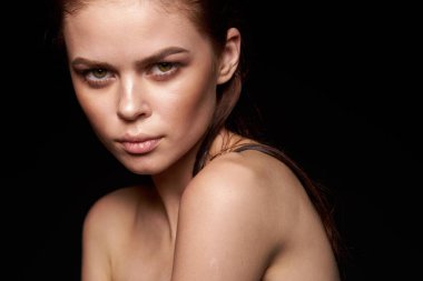 Güzel bir kadın. Çekici bir bakış. Lüks stüdyo hayatı.