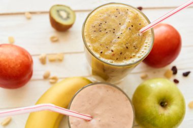 Taze meyve suyu, kefir kokteyli yoğurt kahvaltısı.