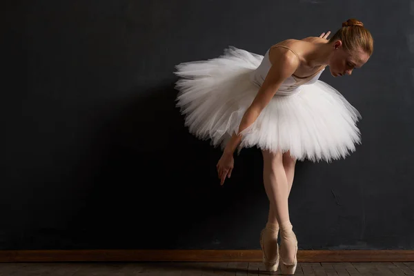 Танец балерины классический темный фон традиции — стоковое фото