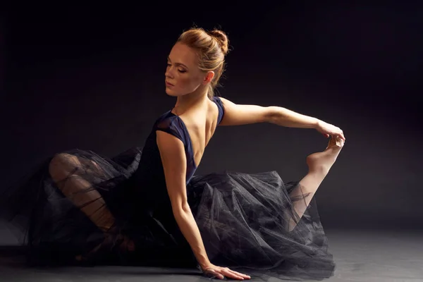 Hermosa mujer elegante estilo arte equilibrio artista estudio estilo de vida —  Fotos de Stock