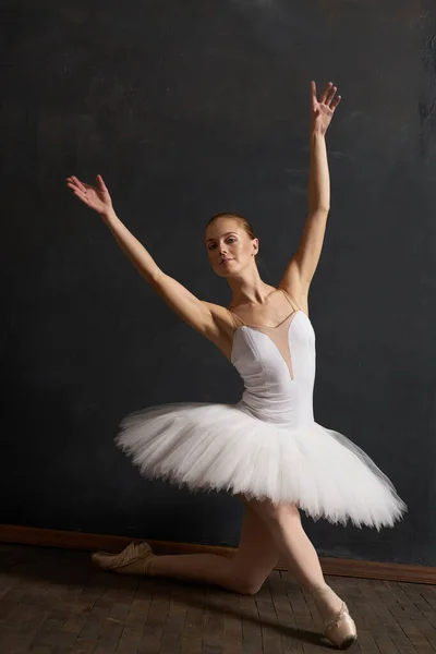 Vrouw ballerina in witte tutu prestaties gratie dans — Stockfoto