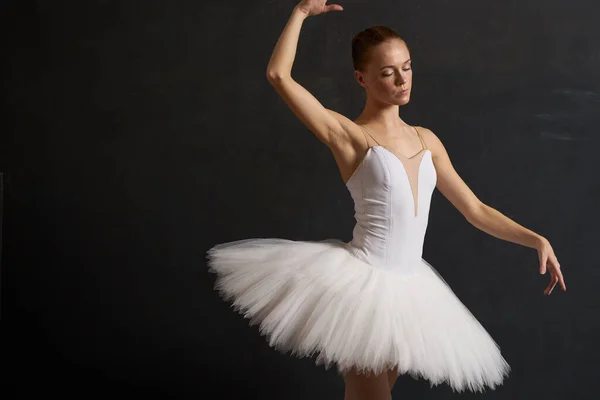 Bailarina em um branco tutu dança desempenho silhueta fundo escuro — Fotografia de Stock