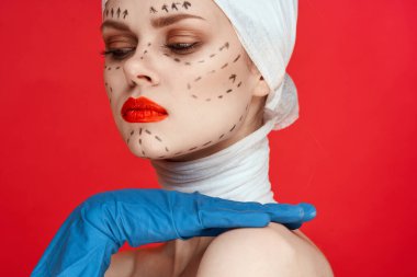 Kırmızı dudaklı kadın estetik ameliyat çıplak omuzlar kırmızı arka plan