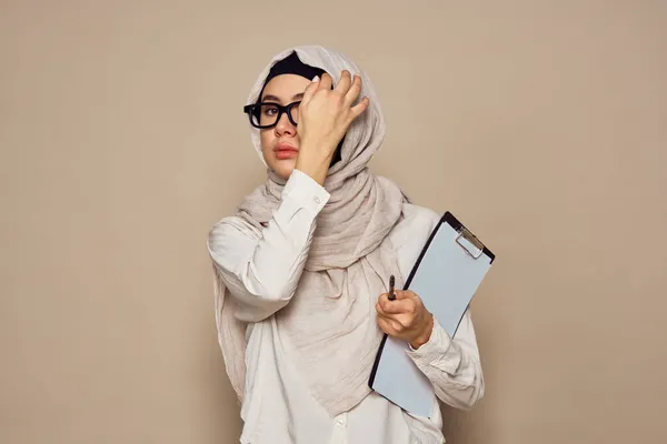 Muslim γυναίκα με φορητό υπολογιστή εργασίας τεχνολογία μάθησης — Φωτογραφία Αρχείου