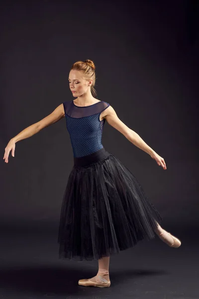 Hermosa danza de la mujer realiza estilo clásico fondo oscuro — Foto de Stock