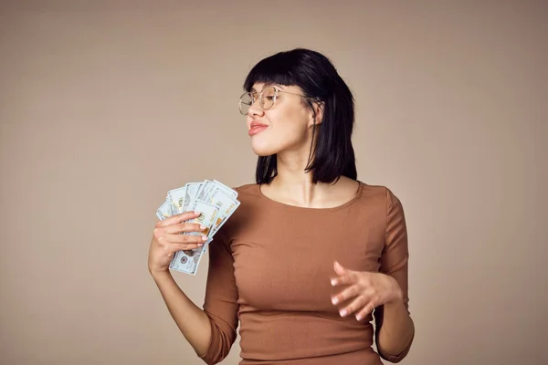 Mujer emocional con dinero en las manos finanzas positivas —  Fotos de Stock